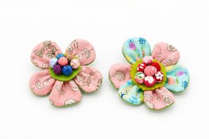 花のブローチ