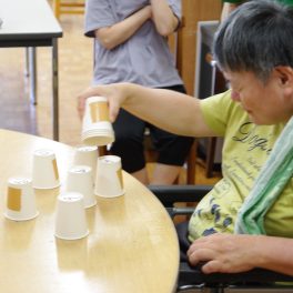 🥤 1から10まで順番に！「重ねて紙コップ」で対決