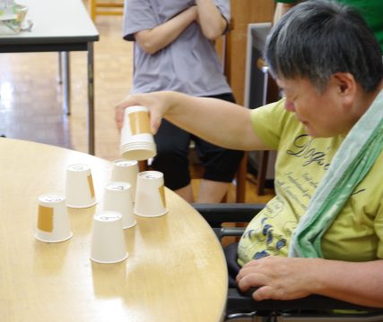 🥤 1から10まで順番に！「重ねて紙コップ」で対決